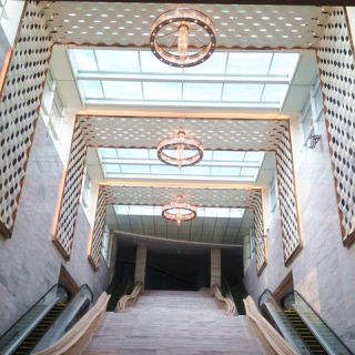 酒店大厅灯具的造型设计和颜色要与家俱的摆放相融洽